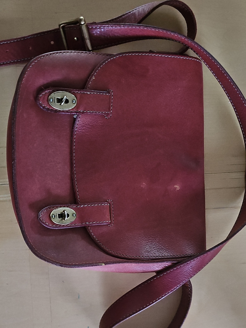 Women's Classic Leather Crossbody Bag - Burgundy